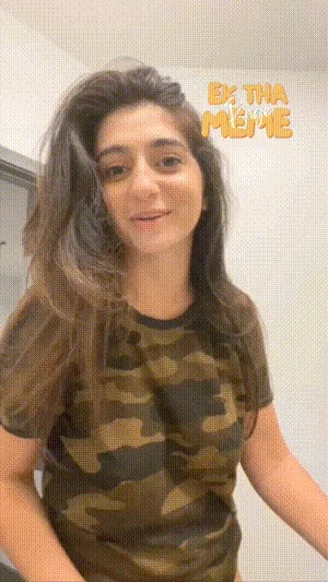 Streamer Girl Strips off her Cloths when Shows her Pussy