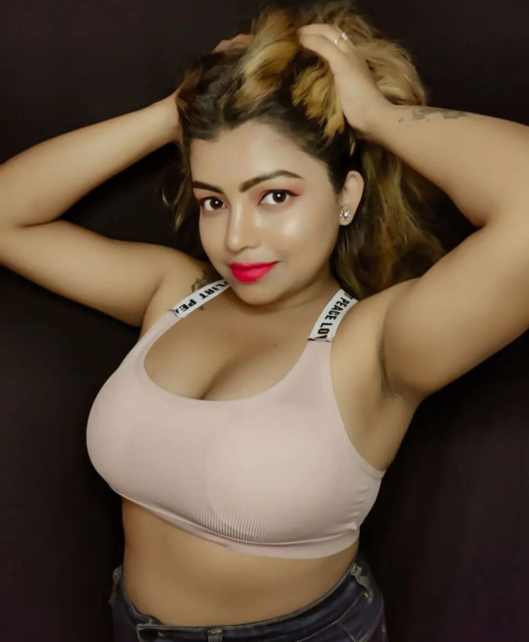 Beenagi Milf Teasing In Bra Nude Photo