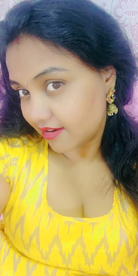 Famous Tamil Wife Kruthika Sharee