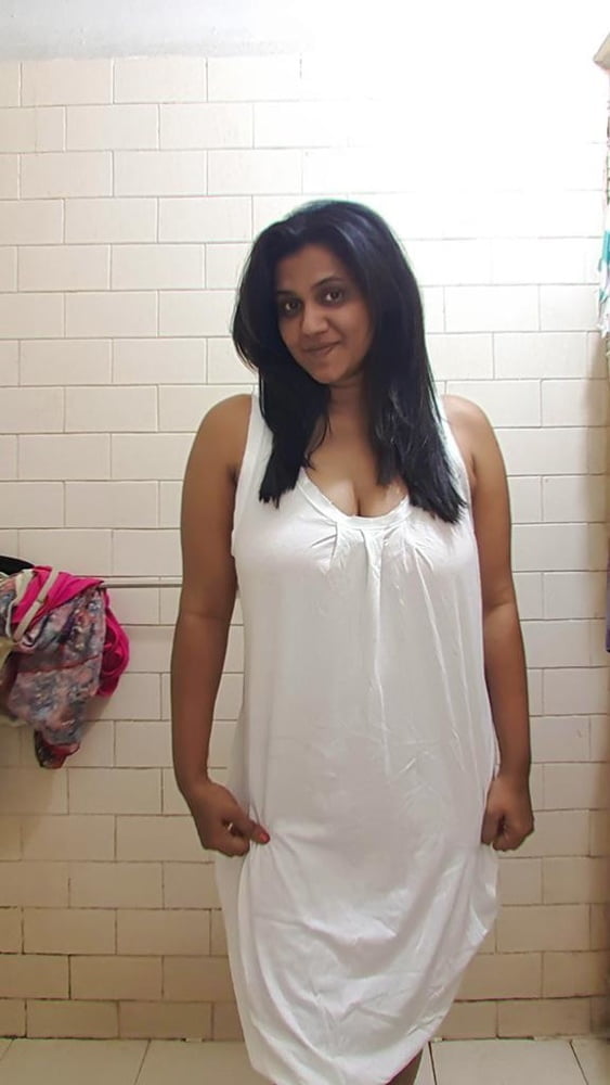 Hot Mallu Aunty Showing  Nude Pic