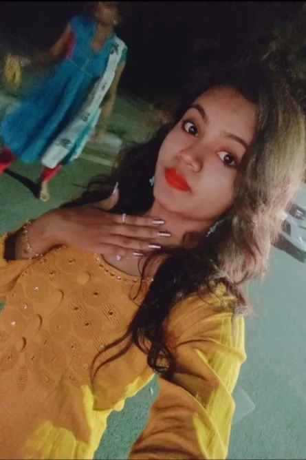 Cute Slim Young Sexy GF Few Nude Selfies