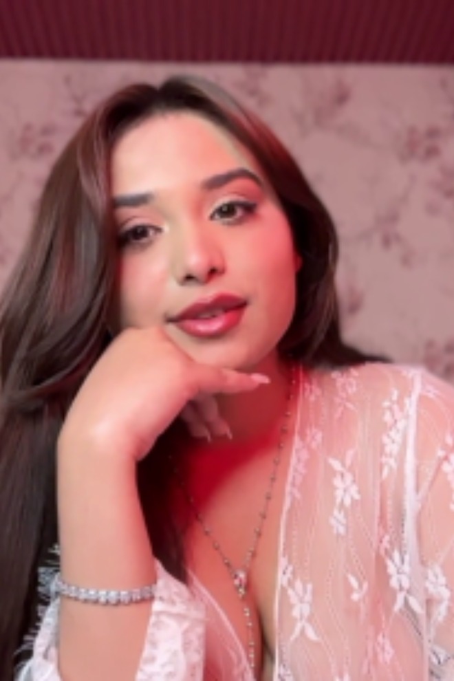 Currly Quinn Pussy Show and Fingering