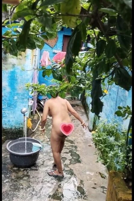 Neighbour Bhabhi Bathing Secretly Captured
