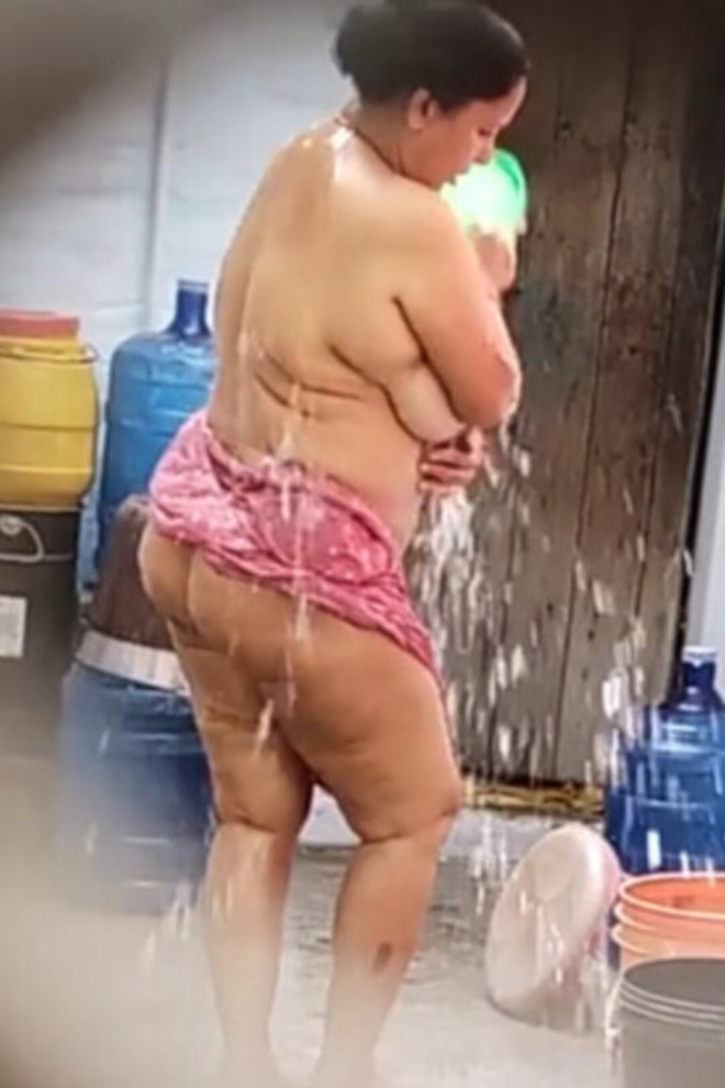 Neighbour Geetha Bhabhi Bathing Secretly Captured