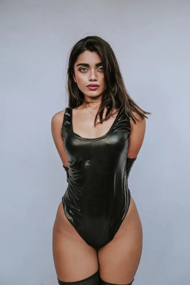 Indian Beautiful Famous NRI Simi Das Onlyfans