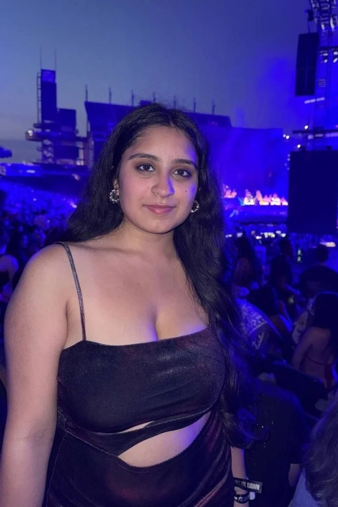 Big Ass Sexy Indian Babe Giving Blindfolded Blowjob