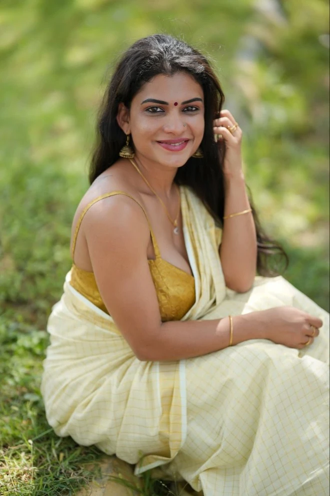 Famous Resmi Nair Bhogini – Onam Special