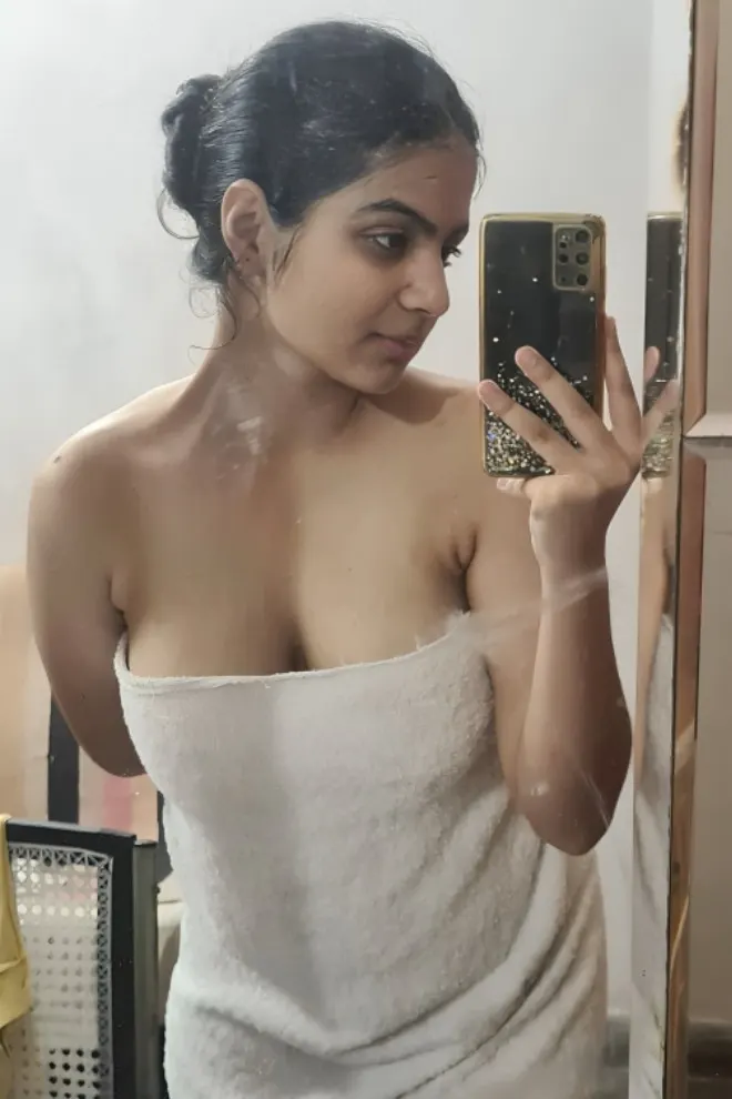 Most Beautiful GF Showing Valuable Assets